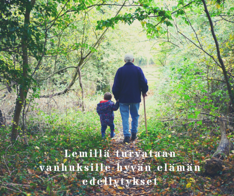 Vanha mies pienen lapsen kanssa käsi kädessä kävelemässä metsässsä.